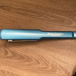 BabyBliss used twice heats up to 450 & is 1 1/2 in straightener